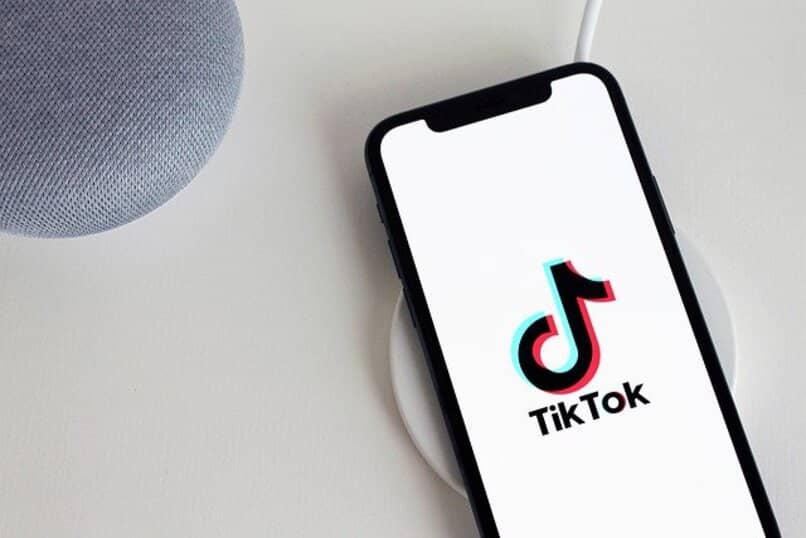Pantalla del móvil con el logo de TikTok