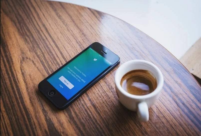 aplicacion movil tweet cafe en mesa