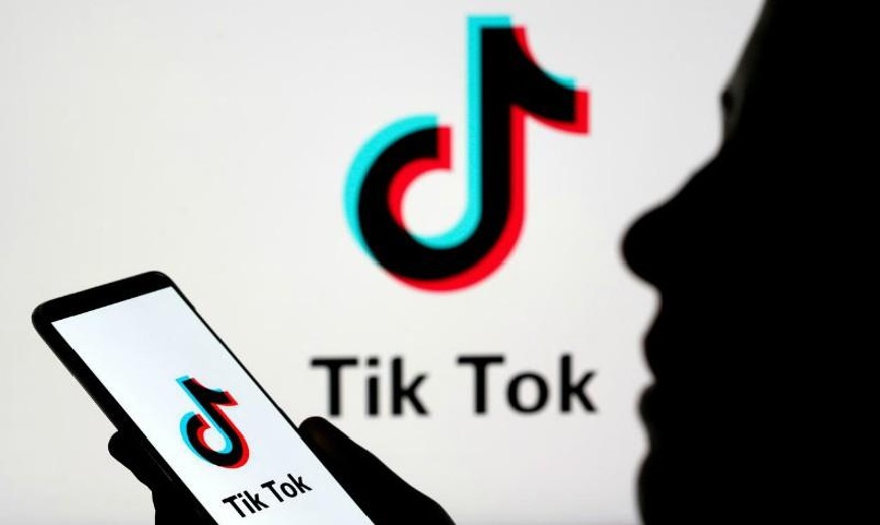 persona usando tiktok en el movil