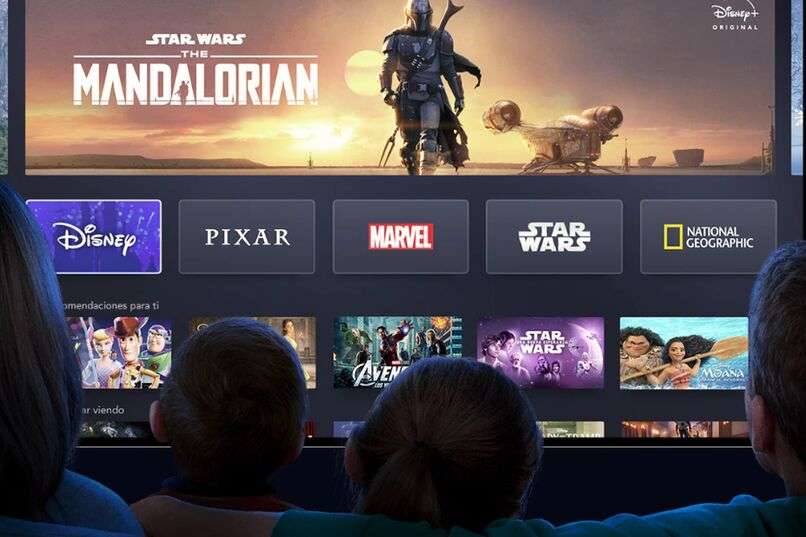 familia viendo disney plus