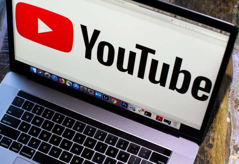 laptop con youtube